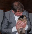 Claes med en av valparna 4 veckor gammal.jpg